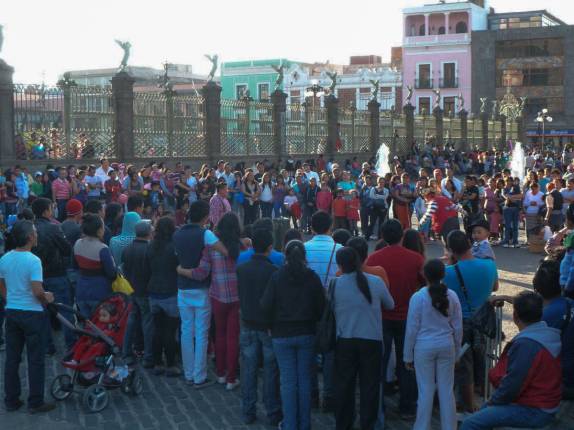 Apresentação de palhaços reúne muita gente na praça central de Puebla, no México